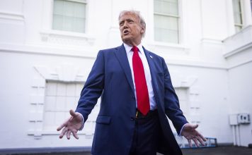 La imagen que publicó Trump en la que aparece vestido de Papa La imagen que publicó Trump en la que aparece vestido de Papa