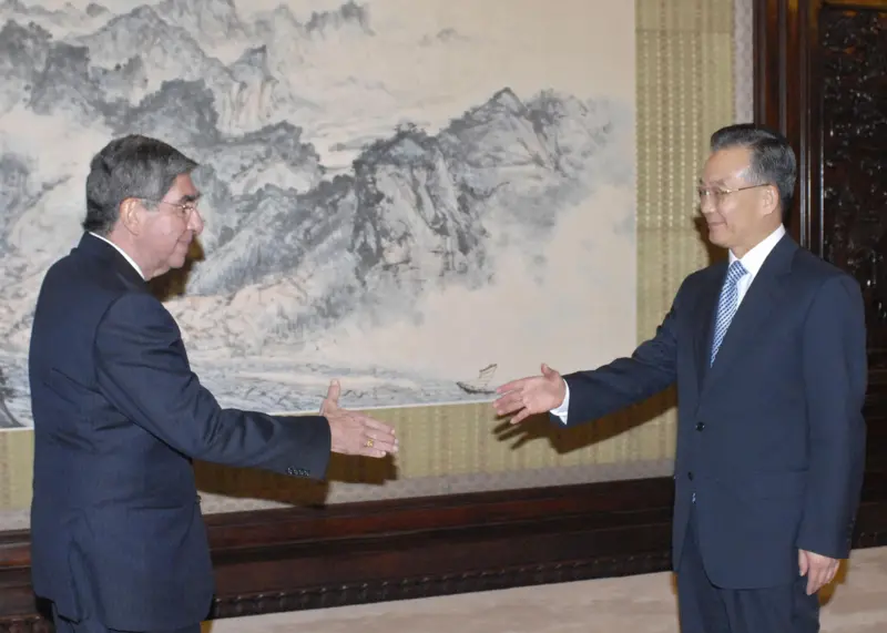 Arias defiende que fue la decisión correcta que Costa Rica estableciera relaciones con China en 2007: "Uno no puede despreciar a la segunda potencia económica". AFP