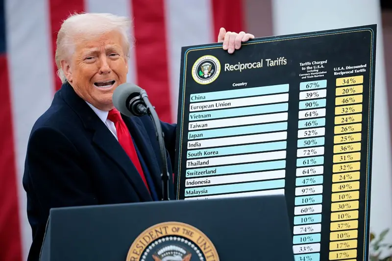 Los aranceles que impuso Trump provocarán problemas económicos en EE.UU. y "un apoyo mucho más bajo" para su gobierno, afirma Arias. Getty Images