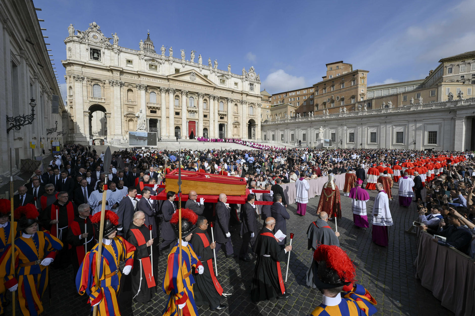 El féretro del papa Francisco llega a la basílica de San Pedro