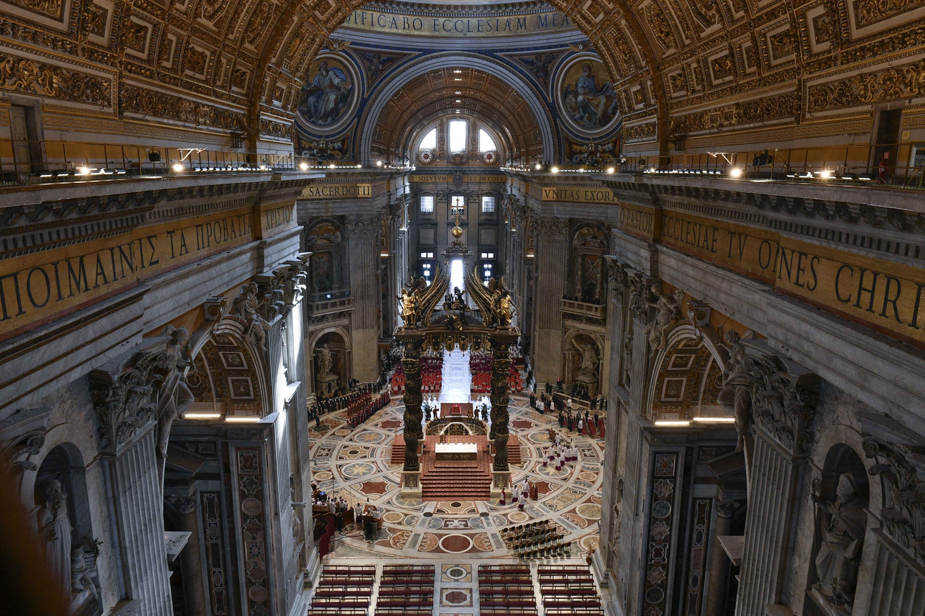 Féretro del papa Francisco llegó a la basílica de San Pedro para la capilla ardiente