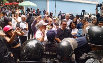 PNB impide paso de movilización de madres de adolescentes detenidos a Miraflores PNB impide paso de movilización de madres de adolescentes detenidos a Miraflores