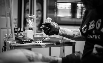 Migrantes en Estados Unidos cubren sus tatuajes por temor a deportaciones Migrantes en Estados Unidos cubren sus tatuajes por temor a deportaciones