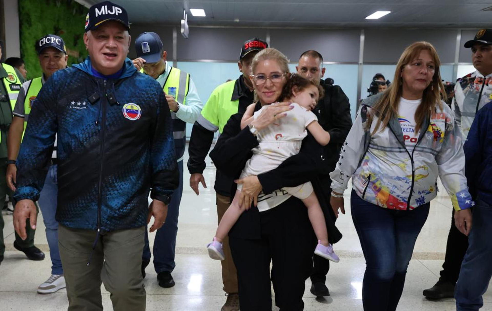 Llegan a Venezuela 226 deportados desde EE.UU., entre ellos niña separada de su madre