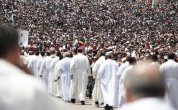 270.000 devotos se congregan en Fátima para el tradicional Rosario y la Procesión de las Velas en honor a la Virgen