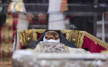 Fieles veneran a Santa Teresa de Jesús con el sepulcro abierto en España