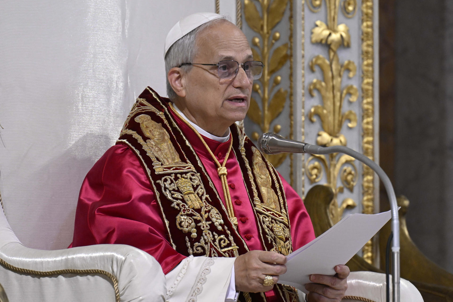 León XIV reza ante la tumba de San Pablo y pide la «gracia» para su pontificado