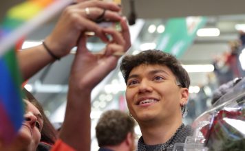 Cientos de personas reciben a JJ a su retorno a Viena tras ganar Eurovisión: «El trofeo es nuestro»