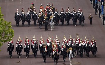 Reino Unido celebra con un desfile militar y fiestas populares los 80 años del fin de la Segunda Guerra Mundial