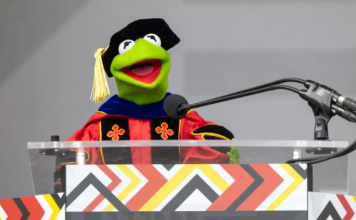La Rana René inspira con poderoso discurso de graduación en Maryland
