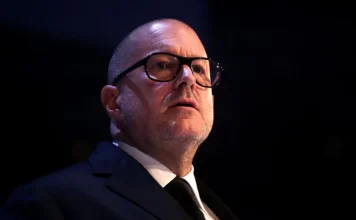 Quién es Jony Ive, el diseñador del iPhone que se une al creador de ChatGPT para desarrollar una «nueva generación de computadoras» Quién es Jony Ive, el diseñador del iPhone que se une al creador de ChatGPT para desarrollar una «nueva generación de computadoras»