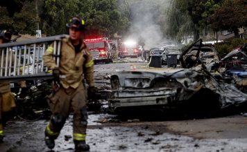 Dos muertos y ocho heridos al estrellarse avioneta en un barrio en el sur de California