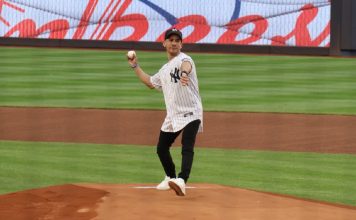 Junior Alvarado, ganador del Kentucky Derby, lanzó la primera bola en el Yankee Stadium