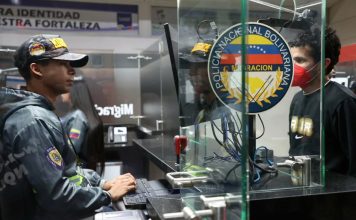 Nuevo grupo de migrantes venezolanos llega al país luego de que los deportaran de EE UU