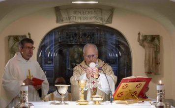 León XIV ofició misa junto a la tumba de San Pedro