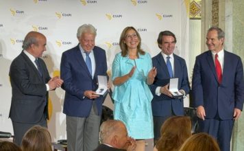 Otorgan la medalla de honor del CEAPI a los expresidentes españoles Felipe González y José María Aznar