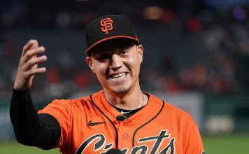Wilmer Flores, el primer venezolano en registrar tres jonrones y ocho impulsadas en un juego de la MLB