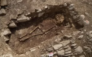 Esqueletos en posiciones inusuales y artefactos inesperados: el cementerio medieval de Gales que intriga a los científicos