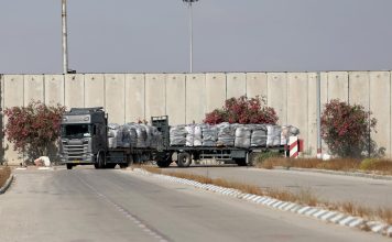 Israel afirma que 107 camiones de ayuda entraron en Gaza el jueves