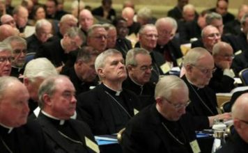 Iglesia Católica en EE UU acusa a Trump de burlarse de la fe por foto vestido de Papa