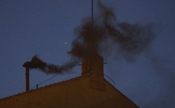 Primera votación del cónclave termina en fumata negra: aún no hay Papa