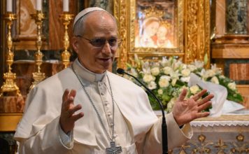 El Vaticano publicó la foto y el escudo oficial del papa León XIV
