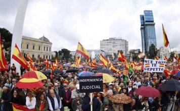 Miles de españoles exigen la dimisión de Pedro Sánchez: «No aceptamos convertirnos en una Venezuela chavista»