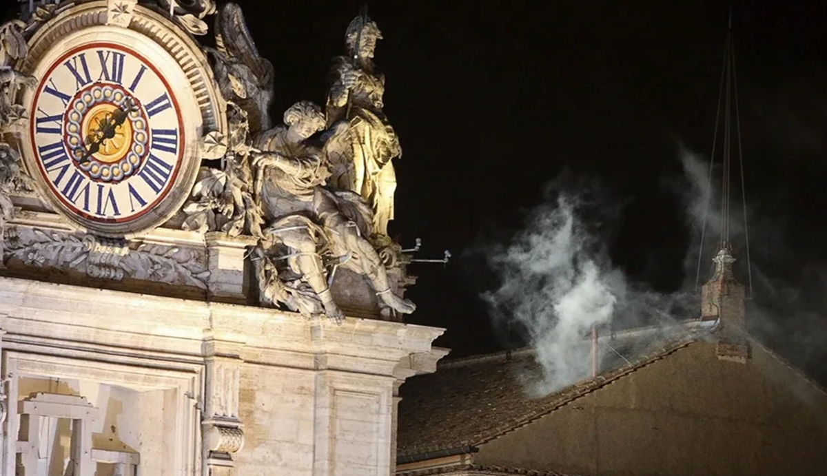 fumata blanca surge de la chimenea de la Capilla Sixtina, en el Vaticano
