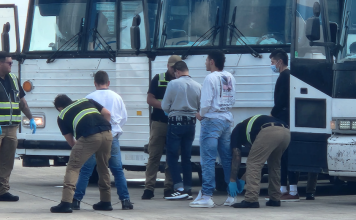 Estados Unidos ofrece 1.000 dólares a migrantes para que se autodeporten