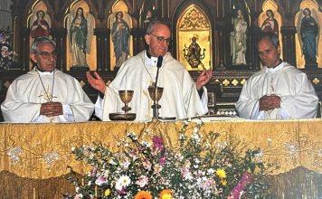 La historia de la foto que muestra a los papas Francisco y León XIV juntos, en una iglesia de Buenos Aires