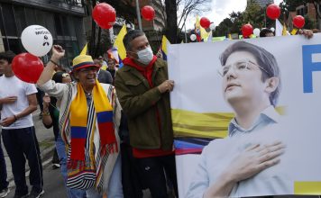 Fiscalía atribuye atentado contra Miguel Uribe a fines políticos, pero Petro pide cautela y dice que aún no hay certeza Fiscalía atribuye atentado contra Miguel Uribe a fines políticos, pero Petro pide cautela y dice que aún no hay certeza