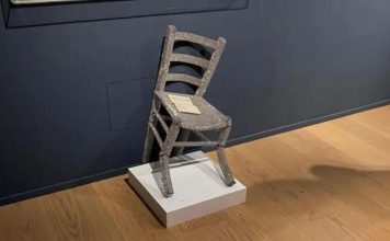 Una pareja rompe la «silla de Van Gogh» al intentar tomarse una foto en un museo italiano Una pareja rompe la «silla de Van Gogh» al intentar tomarse una foto en un museo italiano